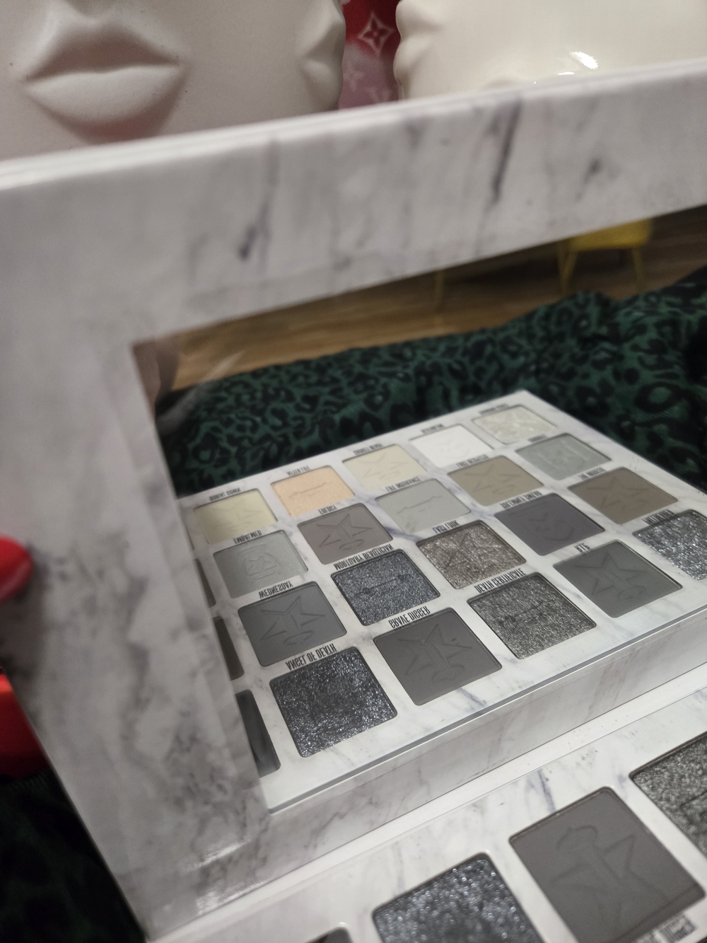 Jeffree Star Cremated Eyeshadow Palette - White Marble Packaging - Picture 7 of 16